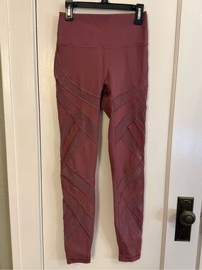 Lululemon Wunder Under High-Rise Tight 28" lace flocked in Plumful - size 4